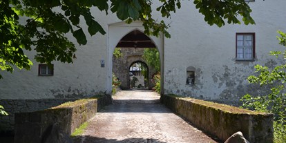Luxusurlaub - Verpflegung: Vollpension - Sachsen-Anhalt Nord - Einfahrt Burghof - Wasserschloss Westerburg