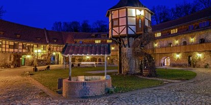 Luxusurlaub - Saunalandschaft: finnische Sauna - Innenhof bei Nacht - Wasserschloss Westerburg