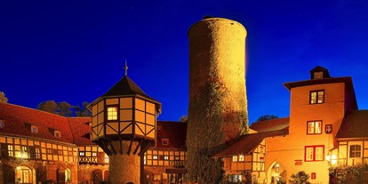 Luxusurlaub - Saunalandschaft: Dampfbad - Innenhof Nacht - Wasserschloss Westerburg