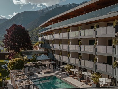 Luxusurlaub - Parkplatz: kostenlos in Gehweite - Latsch (Trentino-Südtirol) - Hotelansicht Außen - Hotel das Paradies