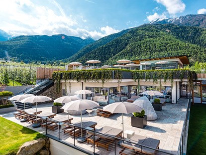 Luxusurlaub - Parkplatz: kostenlos in Gehweite - Latsch (Trentino-Südtirol) - Sonnenterrasse  - Hotel das Paradies