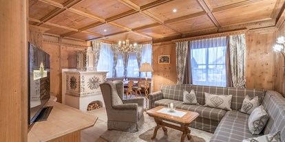 Luxusurlaub - Bar: Hotelbar - Hirschegg (Mittelberg) - Kaiseruite im traditionellen Design - Trofana Royal *****Superior Resort