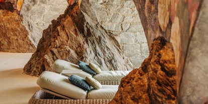 Luxusurlaub - Saunalandschaft: Dampfbad - Ruheraum gebaut um natürlichen Felsen - Hotel Schloss Seefels