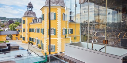 Luxusurlaub - Pools: Außenpool beheizt - Seeboden - Falkensteiner Schlosshotel Velden – The Leading Hotels of the World