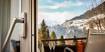Luxusurlaub - Umgebungsschwerpunkt: Fluss - Salzburg - Zimmer mit Balkon und Blick auf Bad Gastein und die Gasteiner Bergwelt - CESTA GRAND  Aktivhotel & Spa