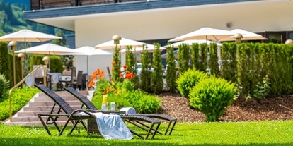Luxusurlaub - Pools: Innenpool - Bad Gastein - Unsere Liegewiese mit Blick auf unsere Terrasse - CESTA GRAND  Aktivhotel & Spa