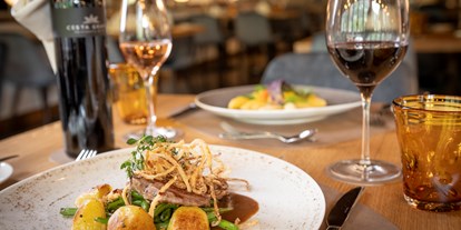 Luxusurlaub - Bar: Hotelbar - Flachau - Genießen Sie unsere leckeren Speisen in unserem Restaurant "Herd & Seele" - CESTA GRAND  Aktivhotel & Spa