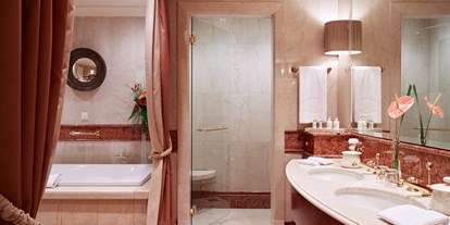 Luxusurlaub - Restaurant: Gourmetrestaurant - Wien-Stadt - Die luxuriösen Badezimmer sind mit Marmor gestaltet und mit einem Doppelwaschbecken ausgestattet - Grand Hotel Wien
