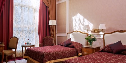 Luxusurlaub - Sauna - Wien - Die Zimmer strahlen Wärme und Gemütlichkeit auf einer Größe von 30 bis 35 Quadratmetern aus. Den Gästen steht ein großer Schreibtisch und alle weiteren Annehmlichkeiten, die man von einem Luxus Hotel erwartet, zur Verfügung. - Grand Hotel Wien