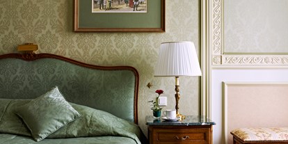 Luxusurlaub - Bettgrößen: Queen Size Bett - Österreich - Die Möbel sind antik und geschmackvoll kombiniert mit wunderschönen Stoffen in zartem Grün. Die Tapete ist aus reiner Seide und die Decken sind mit barockem Stuck verziert.

Alle Exclusive Zimmer verfügen über ein luxuriöses Badezimmer mit einer großen Badewanne und  integrierter Dusche. In manchen Zimmern besteht die Möglichkeit, ein weiteres Zimmer durch eine Verbindungstür anzuschließen. - Grand Hotel Wien