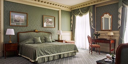 Luxusurlaub - WLAN - Wien - Die Suiten sind luxuriös ausgestattet und bieten eine gemütliche Couch-Ecke und einen Schlafbereich mit Doppelbett oder 2 Einzelbetten. Die Dekoration, in sanftem Grün gehalten, trägt zu einer sehr ruhigen, entspannten Atmosphäre bei. - Grand Hotel Wien