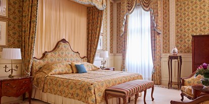 Luxusurlaub - Sauna - Wien - Präsidenten Suite - als die größte Suite im Grand Hotel Wien verfügt sie über einen großen Eingangsbereich, ein geräumiges Wohnzimmer, ein Arbeitszimmer, ein elegantes Esszimmer für bis zu 8 Gäste, ein Schlafzimmer mit einem Himmelbett und ein luxuriöses Badezimmer aus Marmor mit einer Badewanne mit Wirlpool-Funktion und einer separaten Dusche. - Grand Hotel Wien