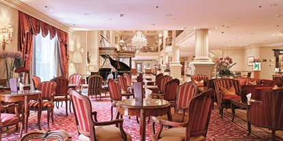 Luxusurlaub - Bettgrößen: Twin Bett - Wien - Die Lounge-Bar "Rosengarten", ebenerdig gelegen, ist Teil der beeindruckenden Lobby des Grand Hotel Wien und etablierter Treffpunkt für lokale und internationale Gäste. - Grand Hotel Wien