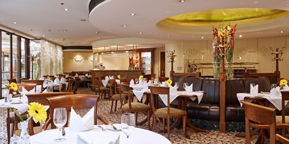 Luxusurlaub - WLAN - Wien - Die Grand Brasserie ist den ganzen Tag über geöffnet. Die Gäste genießen hier das reichhaltige, international ausgerichtete Frühstücksbuffet (auch japanische und arabischen Spezialitäten werden kredenzt), ein gemütliches Mittagessen, eine entspannende Kaffee- oder Teepause oder auch ein kultiviertes Abendessen. - Grand Hotel Wien
