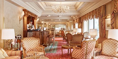 Luxusurlaub - WLAN - Wien - Der beste Platz für ein Rendezvous lokaler und internationaler Gäste. Dank der Lage im ersten Stock des Hotels hat die Kavalierbar einen wunderschönen Blick auf die berühmte Wiener Ringstraße zu bieten. - Grand Hotel Wien