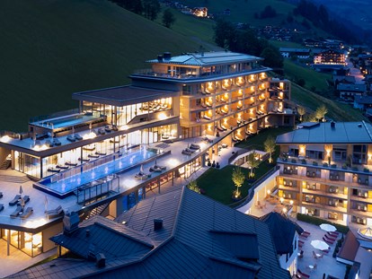 Luxusurlaub - Pools: Sportbecken - Flachau - Aussenansicht Resort Sommer - DAS EDELWEISS Salzburg Mountain Resort