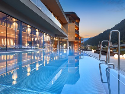 Luxusurlaub - Pools: Infinity Pool - Bad Hofgastein - Sportbecken - DAS EDELWEISS Salzburg Mountain Resort