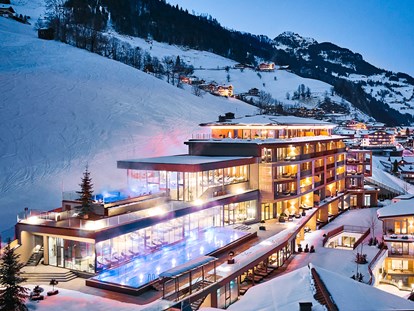 Luxusurlaub - Bar: Hotelbar - Schönau am Königssee - Außenansicht Resort Winter - DAS EDELWEISS Salzburg Mountain Resort