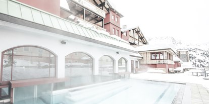Luxusurlaub - Umgebungsschwerpunkt: Berg - Altaussee - Außenpool mit 32 Grad warmen Wasser - Hotel Rigele Royal****Superior