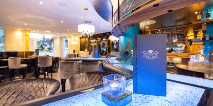 Luxusurlaub - Hotel-Schwerpunkt: Luxus & Wellness - Schönau am Königssee - Die neue "CRYSTAL"-Lounge lädt zum gemütlichen Verweilen bei einem frischen Cocktail ein. - Schlosshotel Lacknerhof****S Flachau