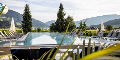 Luxusurlaub - Unser Außenpool mit Blick auf die umliegenden Berge! - Schlosshotel Lacknerhof****S Flachau