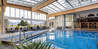 Luxusurlaub - Pools: Innenpool - Schwimmbad mit Entspannungsliegen und Cabrio-Dach! - Schlosshotel Lacknerhof****S Flachau