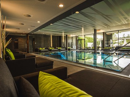 Luxusurlaub - Bar: Hotelbar - Salzburg - Indoor Infinitypool mit großer Glasfront zum Ritzensee - Ritzenhof****S - Hotel & Spa am See