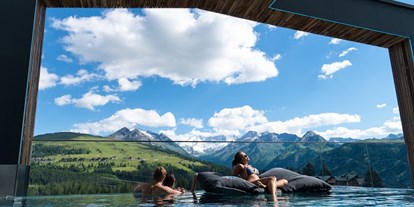 Luxusurlaub - Saunalandschaft: finnische Sauna - Reith im Alpbachtal - FelsenBAD InfinityPool - MY ALPENWELT Resort****SUPERIOR