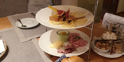 Luxusurlaub - České Budějovice - Frühstück....alles wird eingedeckt...kein Anstellen am Buffet...sehr große Auswahl... - Romantikresort Bergergut