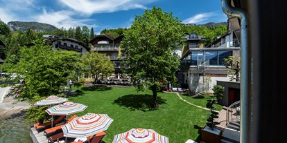 Luxusurlaub - Saunalandschaft: Außensauna - Hof bei Salzburg - Liegewiese & Garten & Seezugang - Cortisen am See