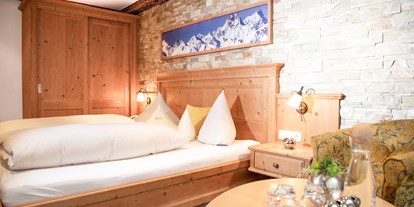 Luxusurlaub - Saunalandschaft: Außensauna - Tiroler Oberland - Doppelzimmer Madlein - Hotel Sonne