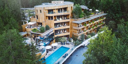Luxusurlaub - Parkplatz: kostenlos beim Hotel - Fiss - Außenansicht - Naturhotel Waldklause