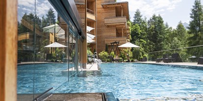 Luxusurlaub - Saunalandschaft: finnische Sauna - Lermoos - Pool - Naturhotel Waldklause
