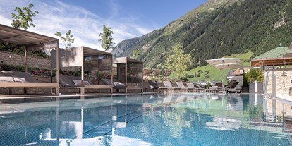 Luxusurlaub - Preisniveau: moderat - Österreich - Außenpool im Sommer - Hotel Post