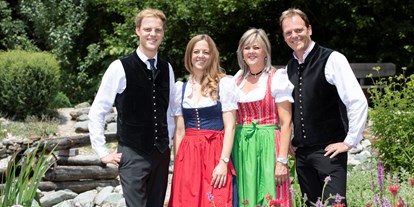 Luxusurlaub - Umgebungsschwerpunkt: Berg - Mayrhofen (Mayrhofen) - Familie Rieser
v.l. Daniel, Julia, Veronika und Hansi - Hotel „Der Kirchenwirt****s"