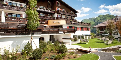 Luxusurlaub - Wellnessbereich - Arlberg - Außenansicht Sommer - Hotel Sonnenburg