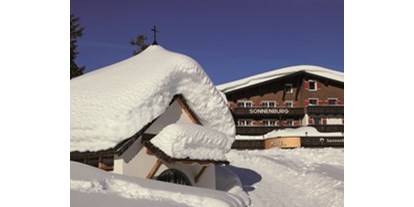 Luxusurlaub - Saunalandschaft: Dampfbad - Mellau - Aussenansicht Winter - Hotel Sonnenburg