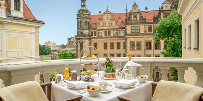 Luxusurlaub - Saunalandschaft: finnische Sauna - Sachsen - Blick aus einer Suite auf das historische Dresden - Hotel Taschenbergpalais Kempinski Dresden