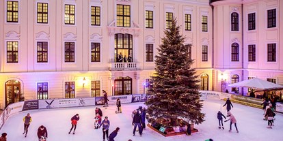 Luxusurlaub - barrierefrei - Sachsen - Winterzauber im malerischen Innenhof - Hotel Taschenbergpalais Kempinski Dresden