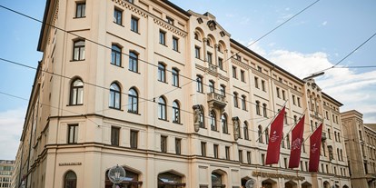 Luxusurlaub - Hotel-Schwerpunkt: Luxus & Shopping - Hotelfassade - Hotel Vier Jahreszeiten Kempinski München