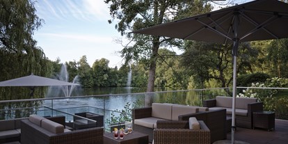 Luxusurlaub - Bar: Hotelbar - Neu-Isenburg - Seeterrasse - Kempinski Hotel Frankfurt Gravenbruch 