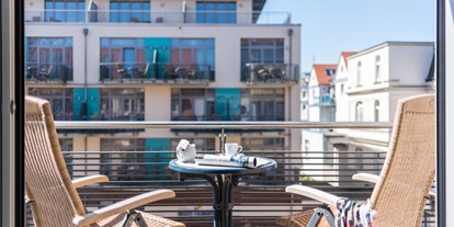 Luxusurlaub - Bar: Hotelbar - Ostseeküste - Balkon Familienzimmer - Strand-Hotel Hübner