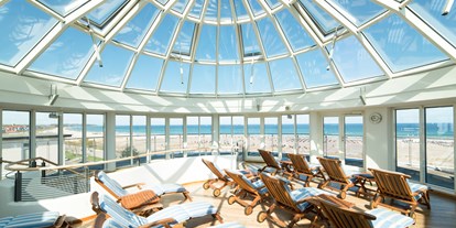 Luxusurlaub - Hotel-Schwerpunkt: Luxus & Wellness - Ostseeküste - Liegebereich unter der Glaskuppel - Strand-Hotel Hübner