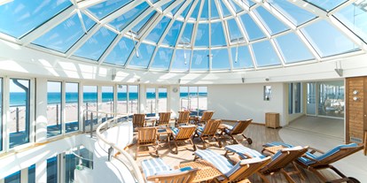 Luxusurlaub - Hotel-Schwerpunkt: Luxus & Wellness - Ostseeküste - Liegebereich unter der Glaskuppel - Strand-Hotel Hübner