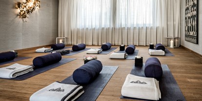 Luxusurlaub - Pools: Infinity Pool - Schweiz - Yoga Room - Tschuggen Grand Hotel