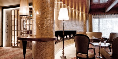 Luxusurlaub - Pools: Innenpool - Bar und Lobby  - Tschuggen Grand Hotel