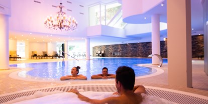 Luxusurlaub - Einrichtungsstil: modern - Schweiz - Pool mit Whirlpool - Walliserhof Grand-Hotel & Spa