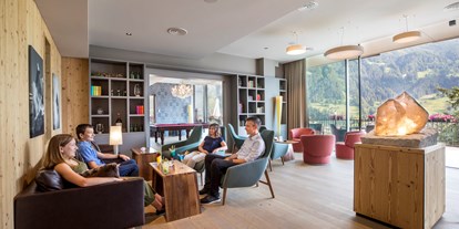Luxusurlaub - Saunalandschaft: Dampfbad - Schweiz - Lounge «Stuba» mit Panoramafenstern und Billdardraum - Belvedere Swiss Quality Hotel Grindelwald