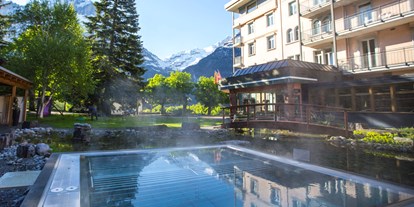 Luxusurlaub - Bar: Cocktailbar - Wellness im Hotel Belvedere Grindelwald: Sole-Whirlpool im Garten - Belvedere Swiss Quality Hotel Grindelwald