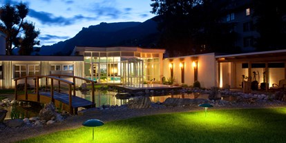 Luxusurlaub - Sauna - Hotel-Garten mit Sole-Whirlpool und Pergola im Sommer - Belvedere Swiss Quality Hotel Grindelwald